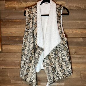 Giddy Up Glamour Brown Black Snakeprint Sherpa Lined Vest Women’s One Size NWT